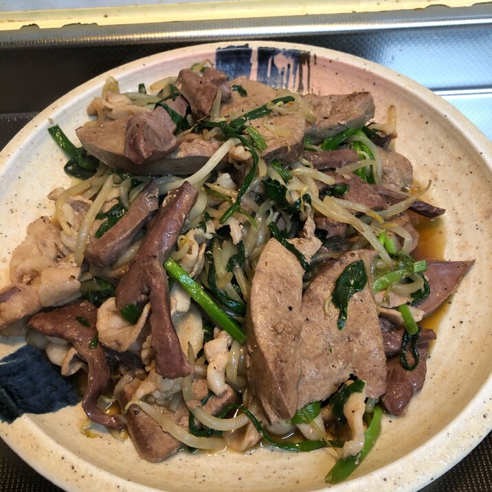 豚肉の三種盛り♪バラ♪ハツ♪レバ♪のニラもやし炒め